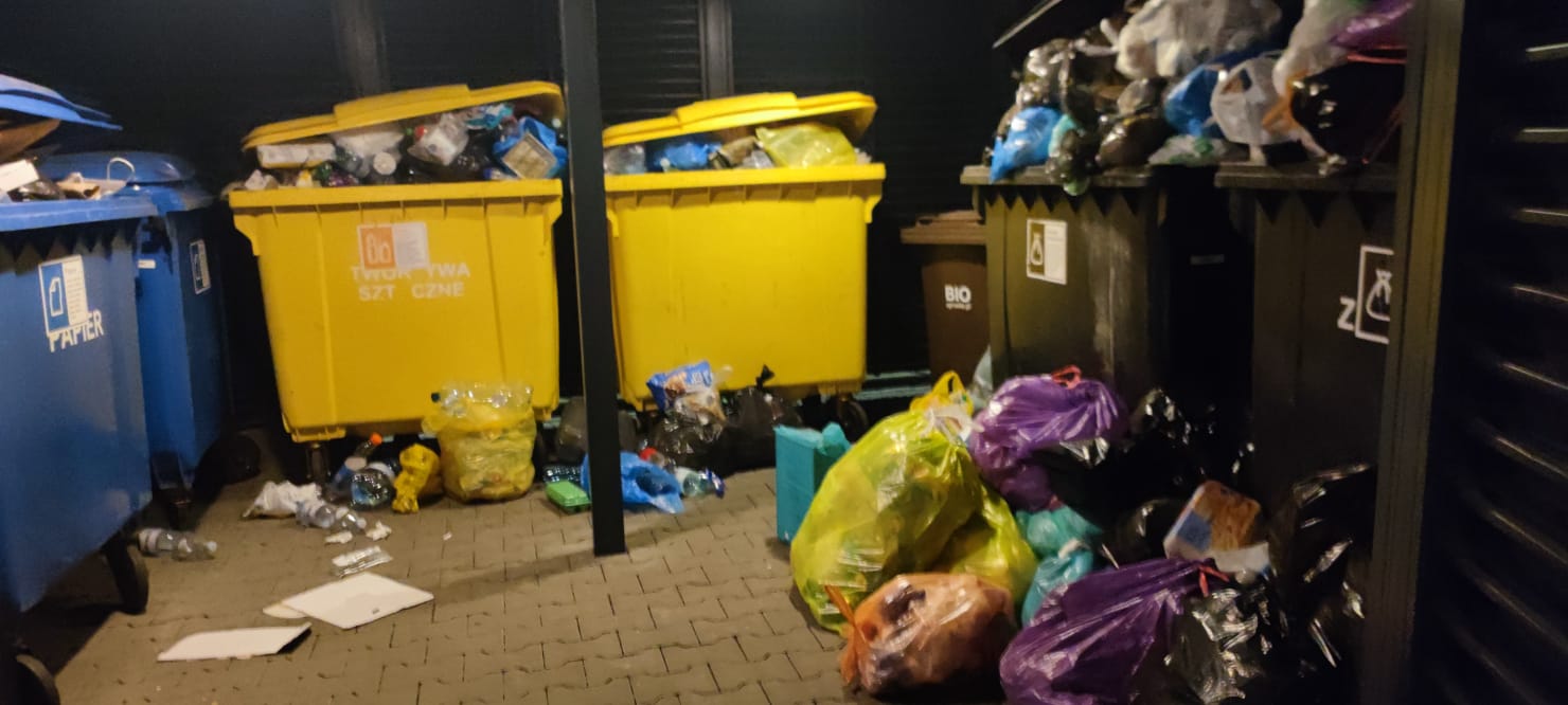 Wiata na odpady komunalte.